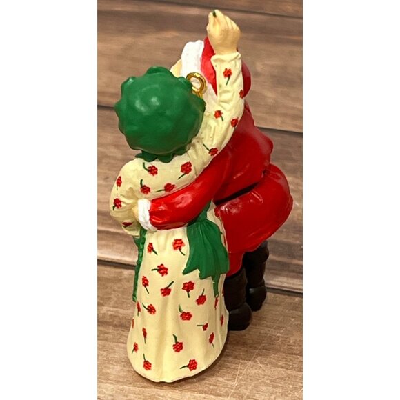 1986 HALLMARK KEEPSAKE ORNAMENT QX402-6 MR & MRS CLAUS KISS MERRY MISTLETOE TIME - Picture 6 of 7